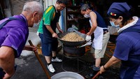 Orang-orang berkumpul untuk membuat kue beras tradisional menjelang festival perahu naga tahunan di Taoyuan, Taiwan 10 Juni 2023. Kue itu dikenal dengan nama zongzi.