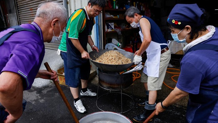 People gather to make traditional rice dumplings ahead of the annual Dragon boat festival in Taoyuan, Taiwan June 10, 2023. REUTERS/Ann Wang