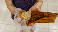 Dengan bahan utama beras ketan, zongzi memasukkan bahan lain seperti ubi, kacang, pasta kacang merah, sayuran, telur rebus, atau jamur.  