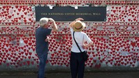 Tulisan kenangan selama pandemi ini dapat dilihat di The National Covid Memorial Wall.