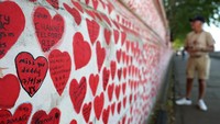 Latar pesan tersebut juga bergambarkan love atau hati yang berwarna merah.  