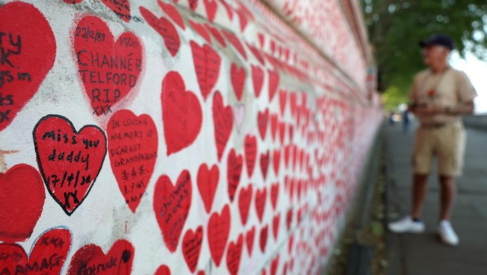 Banyak sekali kenangan atau memorial selama pandemi COVID-19. Pesan-pesan haru pun disampaikan di dinding National Covid Memorial.