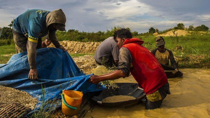 Melihat Proses Pendulangan Intan secara Tradisional di Kalsel Warga menunjukkan batu intan yang berhasil didapatkan di situs geopark meratus pendulangan tradisional intan, Kecamatan Cempaka, Banjarbaru, Kalimantan Selatan, Selasa (12/6/2023). Pendulangan tradisional intan Cempaka yang ada sejak abad ke-9 Masehi itu menjadi salah satu situs Geopark Meratus yang disiapkan untuk masuk dalam jajaran Unesco Global Geopark (UGG) dengan memadukan unsur budaya dan kearifan lokal dari masyarakat setempat. ANTARA FOTO/Bayu Pratama S/foc.