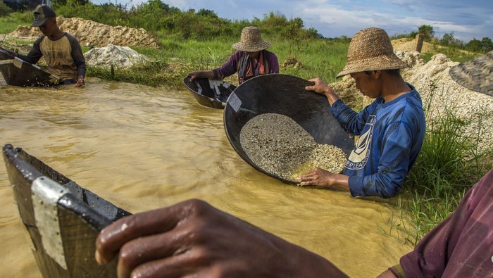 Warga menunjukkan batu intan yang berhasil didapatkan di situs geopark meratus pendulangan tradisional intan, Kecamatan Cempaka, Banjarbaru, Kalimantan Selatan, Selasa (12/6/2023). Pendulangan tradisional intan Cempaka yang ada sejak abad ke-9 Masehi itu menjadi salah satu situs Geopark Meratus yang disiapkan untuk masuk dalam jajaran Unesco Global Geopark (UGG) dengan memadukan unsur budaya dan kearifan lokal dari masyarakat setempat. ANTARA FOTO/Bayu Pratama S/foc.