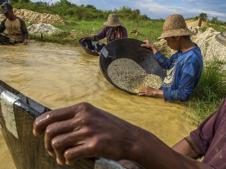 Melihat Proses Pendulangan Intan secara Tradisional di Kalsel