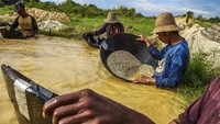 Warga mendulang intan secara tradisional di Kecamatan Cempaka, Banjarbaru, Kalimantan Selatan, Selasa (12/6/2023).  