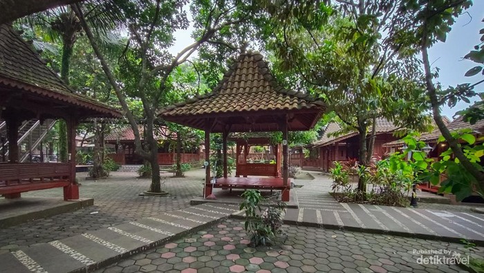 Saung, tempat makan semi outdoor The Joglo Garden