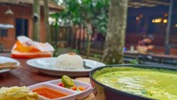Semangkuk soto Betawi