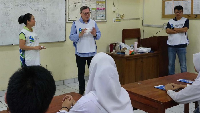 Ki-Ka : Cluster CEO Indonesia & ASEAN Markets Standard Chartered Andrew Chia, Standard Chartered Group Chairman Dr. Jose Vinals, Plt Kepala Sekolah SMKN 19 Dra Murni Astuti MM dan Group Head Corporate Affairs, Brand & Marketing Standard Chartered Claire Dixion saat kunjungan ke SMKN 19 Jakarta, Selasa (13/6/2023). Kunjungan ini merupakan salah satu wujud program Futuremakers dari Standard Chartered.