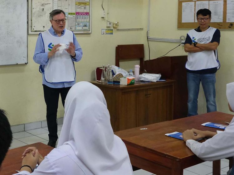 Momen Group Chairman Stanchart Jadi Guru Dadakan di SMKN 19 Jakarta