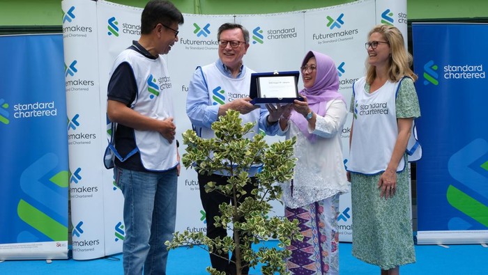 Momen CEO Stanchart Jadi Guru Dadakan di SMKN 19 Jakarta Ki-Ka : Cluster CEO Indonesia & ASEAN Markets Standard Chartered Andrew Chia, Standard Chartered Group Chairman Dr. Jose Vinals, Plt Kepala Sekolah SMKN 19 Dra Murni Astuti MM dan Group Head Corporate Affairs, Brand & Marketing Standard Chartered Claire Dixion saat kunjungan ke SMKN 19 Jakarta, Selasa (13/6/2023). Kunjungan ini merupakan salah satu wujud program Futuremakers dari Standard Chartered.