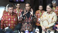 Presiden Joko Widodo (tengah) didampingi Menko Perekonomian Airlangga Hartarto (kanan) dan Kepala BPKP Muhammad Yusuf Ateh (kiri) memberikan keterangan pers usai membuka Rapat Koordinasi Nasional Pengawasan Intern (Rakornas Wasin) 2023 di Jakarta.