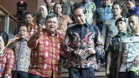 Presiden Joko Widodo (kanan) berbincang dengan Kepala BPKP Muhammad Yusuf Ateh (kiri) usai pembukaan Rapat Koordinasi Nasional Pengawasan Intern (Rakornas Wasin) 2023 di Jakarta.