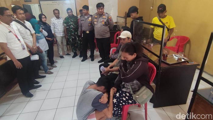 Momen pemuda terekam CCTV cuma pakai CD nyelinap ke SD Semarang bersimpuh minta maaf ke ibu, Rabu (14/6/2023).