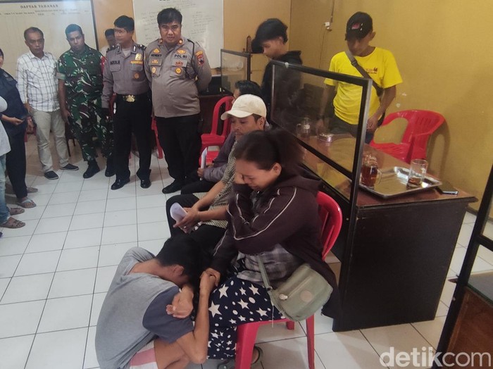 Momen pemuda terekam CCTV cuma pakai CD nyelinap ke SD Semarang bersimpuh minta maaf ke ibu, Rabu (14/6/2023).
