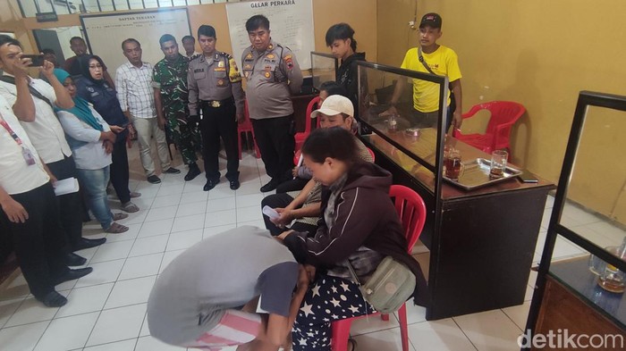 Momen pemuda terekam CCTV cuma pakai CD nyelinap ke SD Semarang bersimpuh minta maaf ke ibu, Rabu (14/6/2023).