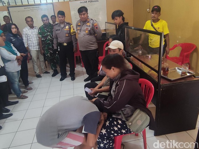 Momen pemuda terekam CCTV cuma pakai CD nyelinap ke SD Semarang bersimpuh minta maaf ke ibu, Rabu (14/6/2023).