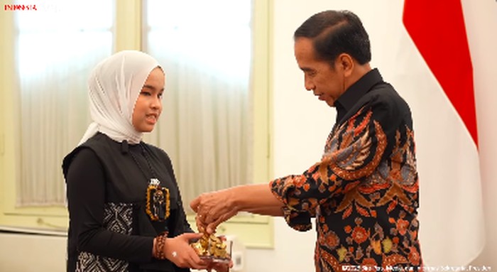 Momen Putri Ariani Perlihatkan Golden Buzzer AGT ke Jokowi