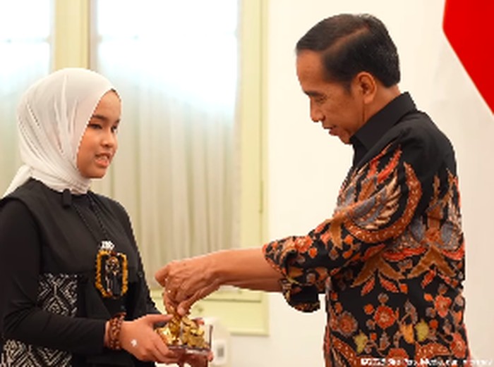 Momen Putri Ariani Perlihatkan Golden Buzzer AGT ke Jokowi