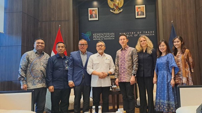 Momen Zulhas Sambut Bos TikTok yang Mau Investasi Rp 148 T ke RI Mendag Zulhas menerima kunjungan CEO TikTok, Shou Zi Chew di Kementerian Perdagangan, Jakarta Pusat, Rabu (14/6).