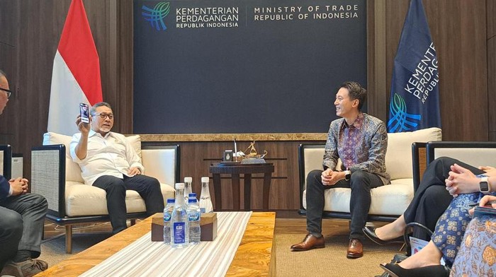 Momen Zulhas Sambut Bos TikTok yang Mau Investasi Rp 148 T ke RI Mendag Zulhas menerima kunjungan CEO TikTok, Shou Zi Chew di Kementerian Perdagangan, Jakarta Pusat, Rabu (14/6).