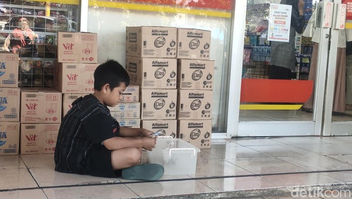 Nazwar Bocah kelas 3 SD yang bikin terenyuh warganet karena aksinya berjualan bacil.