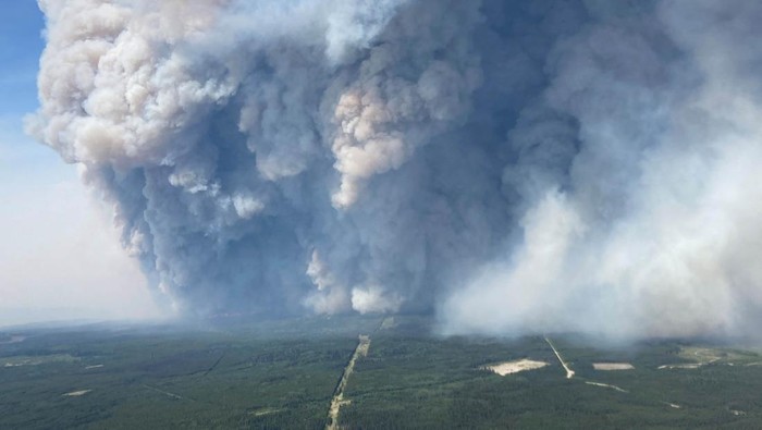 Ngerinya Asap Kebakaran Hutan di Kanada Kebakaran hutan tengah terjadi di Kanada. Diketahui,hampir 17.800 mil persegi hutan telah terbakar sejak awal tahun.