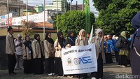 Kontingen dari seluruh PTKI yang mengikuti OASE antre memasuki Auditorium Harun Nasution UIN sejak pagi. Foto: UIN Jakarta