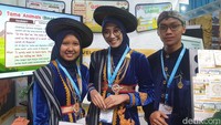 Para mahasiswa IAIN Kudus menampilkan Qislans App (Qudus Islamic English Learning about Animals). Aplikasi media pembelajaran bahasa Inggris ini mengenallan hewan berdasarkan nilai Islam dan kearifan lokal Kudus. Foto: Devita Savitri/detikEdu
