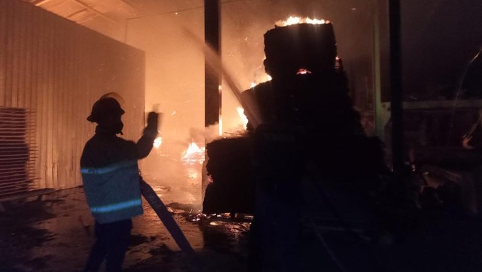 pabrik kayu di lamongan terbakar