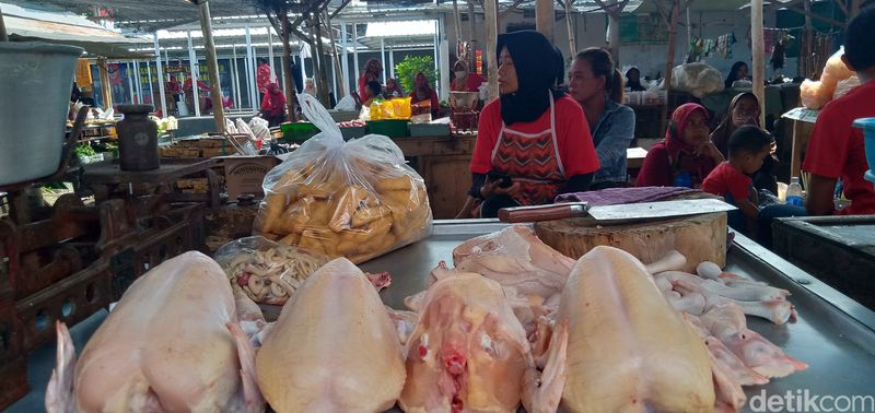 Penjual ayam di Pasar Desa Kebondalem Lor, Kecamatan Prambanan, Klaten, Rabu (14/6/2023).