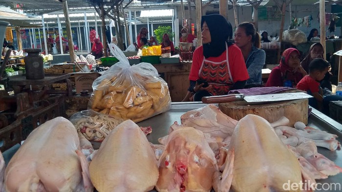 Pedagang daging ayam di Pasar Desa Kebondalem Lor, Kecamatan Prambanan, Klaten, Rabu (14/6/2023).