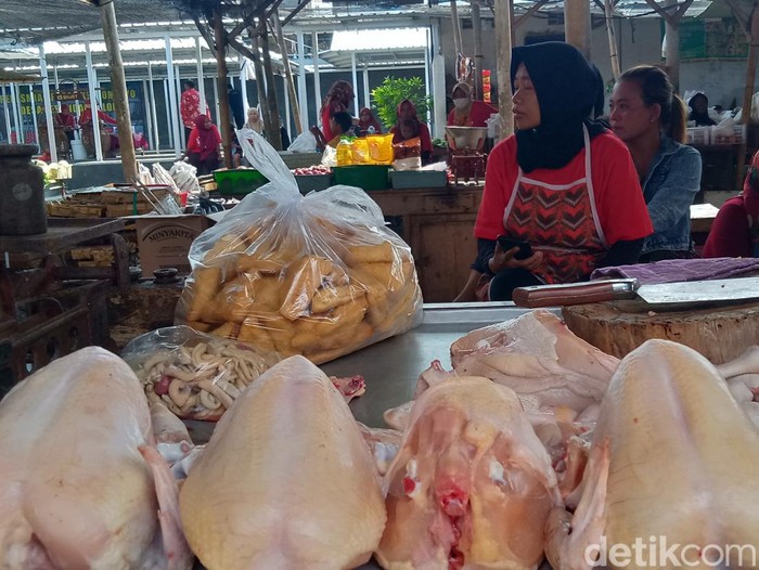 Pedagang daging ayam di Pasar Desa Kebondalem Lor, Kecamatan Prambanan, Klaten, Rabu (14/6/2023).