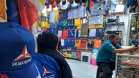 Salah seorang pedagang atribut partai di Pusat Perbelanjaan Senen Jaya 1&2, Chandra (52), menyebut setiap musim politik, banyak ajudan dan tim khusus partai dari berbagai daerah bahkan di luar pulau menghubunginya. Salah seorang pedagang atribut partai di Pusat Perbelanjaan Senen Jaya 1&2, Chandra (52), menyebut setiap musim politik, banyak ajudan dan tim khusus partai dari berbagai daerah bahkan di luar pulau menghubunginya.