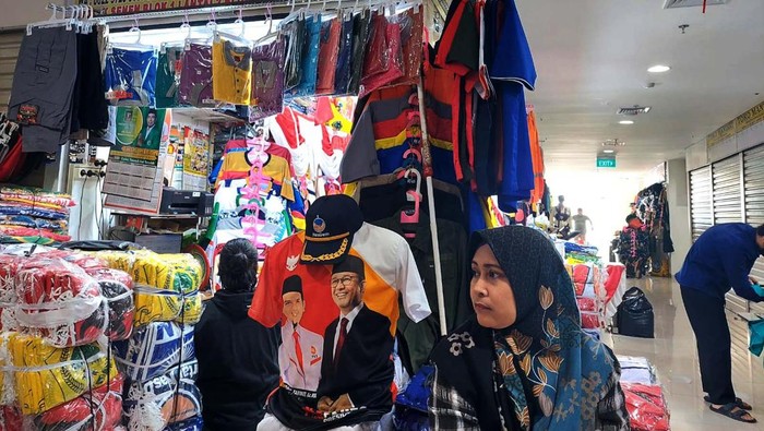 Meski Pemilu 2024, masih delapan bulan lagi, sejumlah pedagang mulai kebanjiran order atribut partai politik. Seperti yang dialami pedagang pakaian di Pusat Perbelanjaan Senen Jaya.