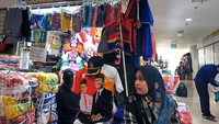 Konsumennya datang dari seluruh penjuru kota di Indonesia. Mereka adalah pedagang baju, jam tangan, sepatu, sendal, tas dan kacamata di luar Jakarta dan pulau Jawa. Konsumennya datang dari seluruh penjuru kota di Indonesia. Mereka adalah pedagang baju, jam tangan, sepatu, sendal, tas dan kacamata di luar Jakarta dan pulau Jawa.
