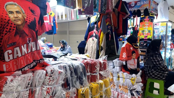 Pedagang Pakaian Pasar Senen Kebanjiran Order Atribut Pemilu Meski Pemilu 2024, masih delapan bulan lagi, sejumlah pedagang mulai kebanjiran order atribut partai politik. Seperti yang dialami pedagang pakaian di Pusat Perbelanjaan Senen Jaya.