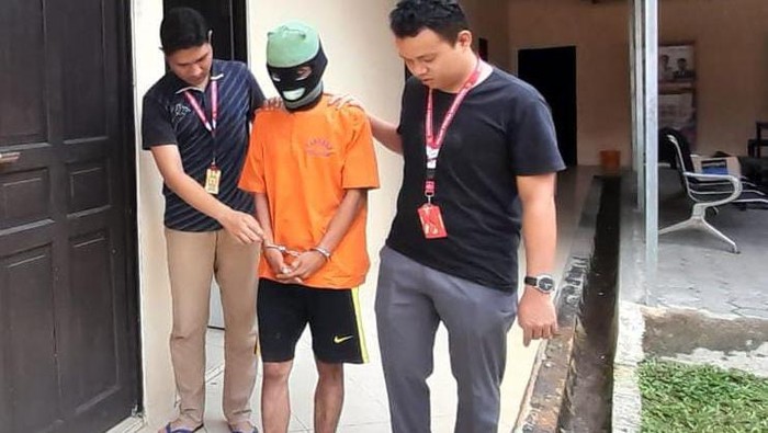 Pelaku S saat diamankan Polres Bintan pada Sabtu (10/6).