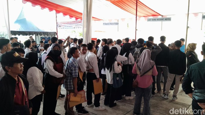 Pelamar kerja tumplek saat jobfair di Pangandaran