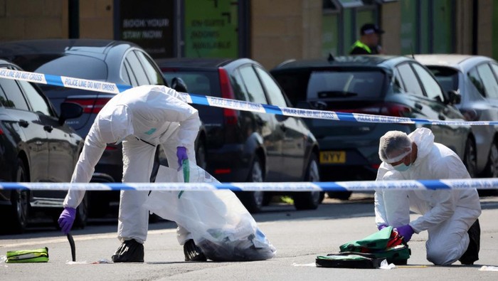 Pembunuhan di Nottingham, 3 Orang Tewas 1 Kritis Medical equipment lies on Ilkeston Road following a major incident in Nottingham city centre, Nottingham, Britain, June 13, 2023. REUTERS/Phil Noble