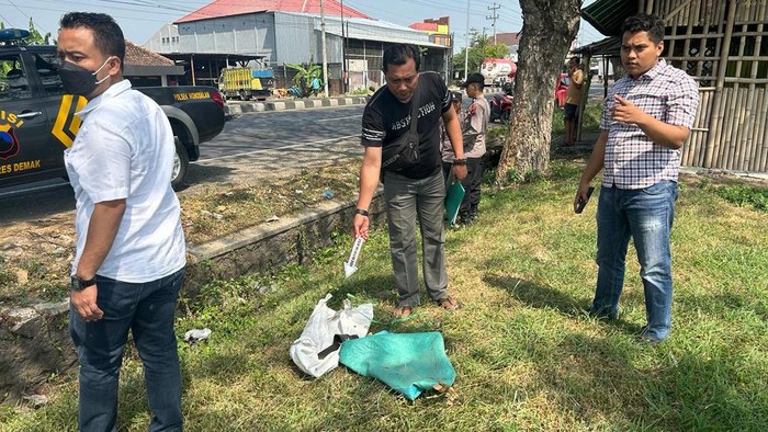 Lokasi penemuan mayat di selokan Jalan Pantura Demak Kudus Desa Trengguli, Kecamatan Wonosalam, Demak.