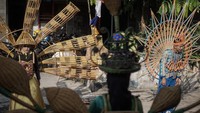 Dalam acara tahunan ini warga mengarak berbagai ornamen rotan, mulai dari patung wayang, mobil hias, hingga gunungan hasil kerajinan rotan. Para peserta kirab itu juga mengenakan busana yang dikolaborasikan dengan hiasan rotan.