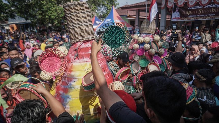 Pengrajin Rotan Sukoharjo Gelar Grebeg Panjalin di Desa Trangsan Warga berebut gunungan rotan saat Grebeg Penjalin di Desa Trangsan, Gatak, Sukoharjo, Jawa Tengah, Rabu (14/6/2023). Kirab perajin rotan tersebut sebagai wujud syukur kepada Tuhan Yang Maha Esa atas limpahan berkah dan rezeki warga dari kerajinan rotan sekaligus upaya melestarikan kerajinan yang merupakan produk unggulan Desa Trangsan. ANTARA FOTO/Mohammad Ayudha/tom.