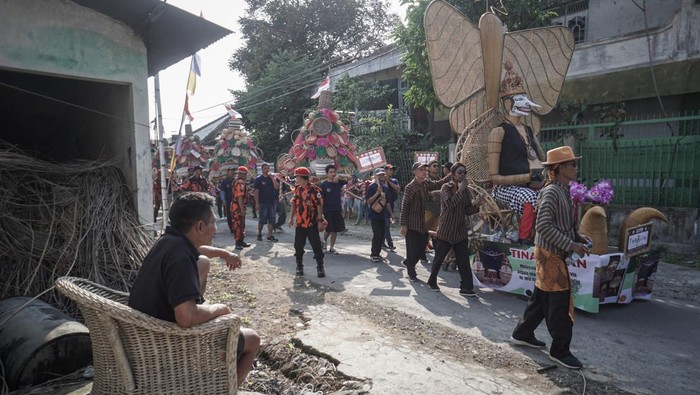 Pengrajin Rotan Sukoharjo Gelar Grebeg Panjalin di Desa Trangsan Warga berebut gunungan rotan saat Grebeg Penjalin di Desa Trangsan, Gatak, Sukoharjo, Jawa Tengah, Rabu (14/6/2023). Kirab perajin rotan tersebut sebagai wujud syukur kepada Tuhan Yang Maha Esa atas limpahan berkah dan rezeki warga dari kerajinan rotan sekaligus upaya melestarikan kerajinan yang merupakan produk unggulan Desa Trangsan. ANTARA FOTO/Mohammad Ayudha/tom.
