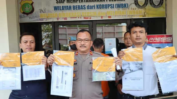 Pemilik event organizer (EO) melakukan penggelapan dana study tour MAN 1 Bekasi. Kini, pelaku sudah ditahan polisi dan jadi tersangka.