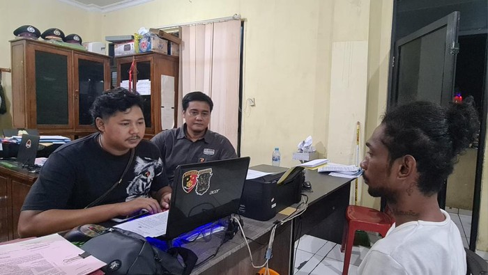 Pria di Lubuklinggau sobek-buang Al Quran di westafel ditangkap polisi. (Dok: Polres Lubuklinggau)