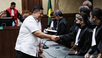 Hakim juga meminta Rijatono membayar pidana denda sebesar Rp 250 juta. Apabila denda tidak dibayar, diganti dengan pidana kurungan badan selama 6 bulan.  