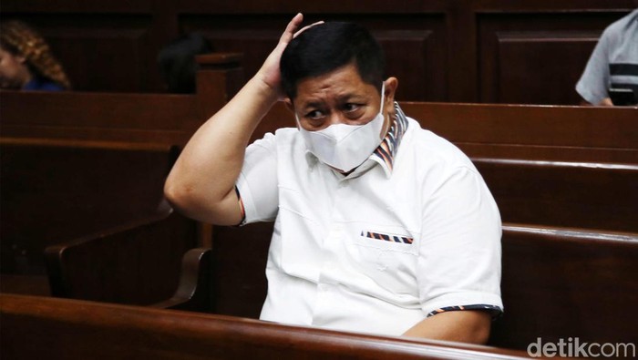 Penyuap Lukas Enembe Divonis 5 Tahun Penjara Penyuap Gubernur Papua nonaktif Lukas Enembe, Rijatono Lakka divonis hukuman 5 tahun penjara dalam sidang di Pengadilan Tipikor, Jakarta, Rabu (14/6/2023). Hakim meyakini Rijatono Lakka terbukti memberikan suap Rp 35,4 miliar kepada Lukas Enembe.