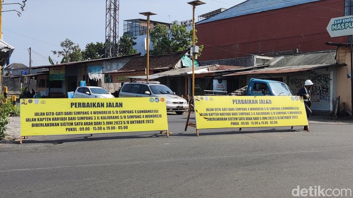 Perbaikan jalan di Jalan Kapten Haryadi, Sleman. Foto diambil pada Rabu (14/6/2023).