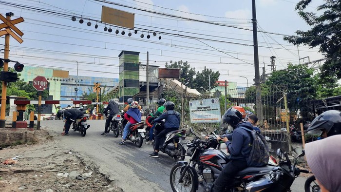 Perlintasan KA yang menghubungkan Pasar Minggu dengan Condet (Annisa-detikcom)